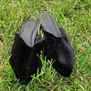 Urban Outfitters Women’s Size 7 Fashion Slides